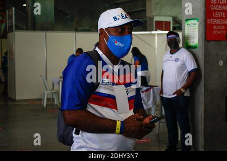 Salvador, Brésil. 12 décembre 2020. Supporter de l'Esporte Clube Bahia défini ce samedi (12) à fonte Nova Arena, le nouveau président du club qu'il assumera pour les trois prochaines années. Dans la photo, l'hôte de la radio et le membre du groupe MUB. Crédit: Márcio Roberto/FotoArena/Alay Live News Banque D'Images