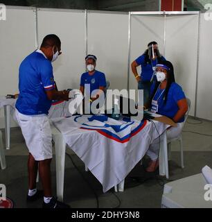 Salvador, Brésil. 12 décembre 2020. Supporter de l'Esporte Clube Bahia défini ce samedi (12) à fonte Nova Arena, le nouveau président du club qu'il assumera pour les trois prochaines années. Sur la photo, les fans de Bahia votent sur la plate-forme en ligne. Crédit: Márcio Roberto/FotoArena/Alay Live News Banque D'Images