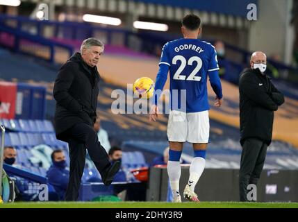 Carlo Ancelotti, le Manager d'Everton, ramène le ballon à Ben Godfrey (22) lors du match de la Premier League à Goodison Park, Liverpool. Banque D'Images