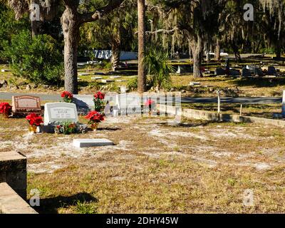Décorations de Noël dans le cimetière de la petite ville, Cedar Key, Floride, États-Unis. Banque D'Images