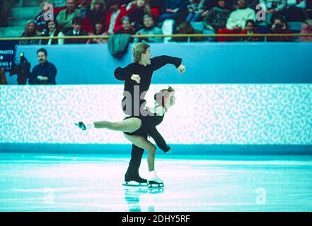 Jenni Meno / Todd Sand (Etats-Unis) en compétition en patinage artistique par paires aux Jeux Olympiques d'hiver de 1994. Banque D'Images