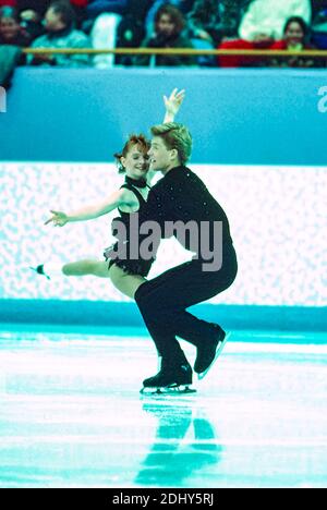 Jenni Meno / Todd Sand (Etats-Unis) en compétition en patinage artistique par paires aux Jeux Olympiques d'hiver de 1994. Banque D'Images