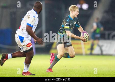 Swansea, pays de Galles, Royaume-Uni. 12 décembre 2020. Ospreys Winger Mat Protheroe lors du match de la coupe européenne de rugby Ospreys v Castres Olympique. Crédit : Gruffydd Thomas/Alay Live News Banque D'Images