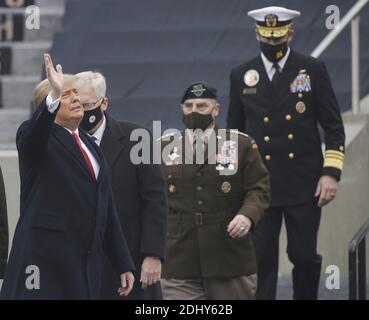 West point, États-Unis. 12 décembre 2020. West point, États-Unis. 12 décembre 2020. Le président Donald Trump arrive à lancer la pièce avant que les Chevaliers noirs de l'Armée jouent le Midshipmenon de la Marine dans le 121e jeu traditionnel Armée-Marine au stade Michie à West point. Le jeu annuel de rivalité a traditionnellement été joué devant une foule de capacité dans les stades NFL à Philadelphie, Baltimore, Landover ou East Rutherford, mais la pandémie de coronavirus a forcé le jeu à être joué à West point pour la première fois depuis 1943. Crédit : UPI/Alay Live News Banque D'Images
