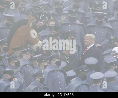 West point, États-Unis. 12 décembre 2020. West point, États-Unis. 12 décembre 2020. Le président Donald Trump se tient aux côtés des cadets près de la mascotte militaire lorsque les Chevaliers noirs de l'Armée jouent le Midipimmenon de la Marine dans le 121e jeu traditionnel Armée-Marine au Michie Stadium à West point. Le jeu annuel de rivalité a traditionnellement été joué devant une foule de capacité dans les stades NFL à Philadelphie, Baltimore, Landover ou East Rutherford, mais la pandémie de coronavirus a forcé le jeu à être joué à West point pour la première fois depuis 1943. Crédit : UPI/Alay Live News Banque D'Images