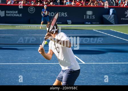 Montréal, Canada - Aujgust 5e, 2017: Roger Federer s'exerçant à la cour centrale pendant la coupe Rogers. Banque D'Images