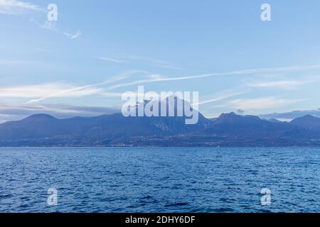 Monte Pizzocolo, est une montagne de la Brescia et Gardesane Prealps qui s'élève dans l'arrière-pays immédiat du côté Brescia du lac de Garde près de la Banque D'Images