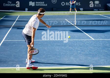 Montréal, Canada - Aujgust 5e, 2017: Roger Federer s'exerçant à la cour centrale pendant la coupe Rogers. Banque D'Images