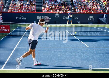 Montréal, Canada - Aujgust 5e, 2017: Roger Federer s'exerçant à la cour centrale pendant la coupe Rogers. Banque D'Images