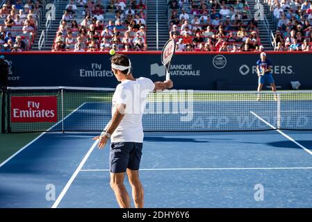 Montréal, Canada - Aujgust 5e, 2017: Roger Federer s'exerçant à la cour centrale pendant la coupe Rogers. Banque D'Images