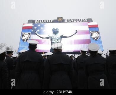 West point, États-Unis. 12 décembre 2020. West point, États-Unis. 12 décembre 2020. Les cadets de l'Académie militaire des États-Unis regardent un écran vidéo avant que les Chevaliers noirs de l'Armée jouent le Midshipmenon de la Marine dans le 121e jeu traditionnel Armée-Marine au stade Michie à West point. Le jeu annuel de rivalité a traditionnellement été joué devant une foule de capacité dans les stades NFL à Philadelphie, Baltimore, Landover ou East Rutherford, mais la pandémie de coronavirus a forcé le jeu à être joué à West point pour la première fois depuis 1943. Crédit : UPI/Alay Live News Banque D'Images
