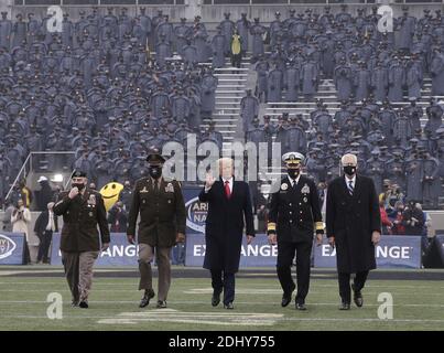 West point, États-Unis. 12 décembre 2020. West point, États-Unis. 12 décembre 2020. Le président Donald Trump arrive à lancer la pièce avant que les Chevaliers noirs de l'Armée jouent le Midshipmenon de la Marine dans le 121e jeu traditionnel Armée-Marine au stade Michie à West point. Le jeu annuel de rivalité a traditionnellement été joué devant une foule de capacité dans les stades NFL à Philadelphie, Baltimore, Landover ou East Rutherford, mais la pandémie de coronavirus a forcé le jeu à être joué à West point pour la première fois depuis 1943. Crédit : UPI/Alay Live News Banque D'Images