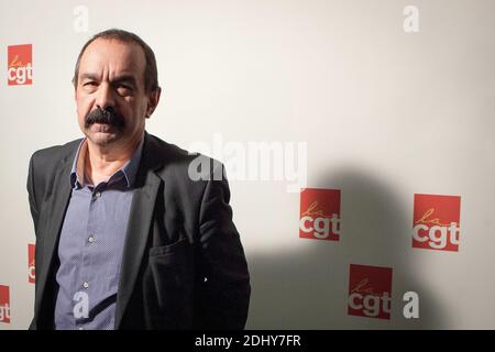 Photo du dossier : Secrétaire général du syndicat français Confédération générale du travail (CGT) Philippe Martinez, nouvellement élu, lors d'une conférence de presse à la suite des élections, au siège de la CGT, à Montreuil, près de Paris, en France, le 04 février 2015. Avec environ 25 pour cent des 12,000 stations-service françaises qui seraient en train de se taiser, la crise du carburant ne montre aucun signe d'assouplissement. Au cœur de la confrontation se trouve une bataille entre la ligne dure, la CGT de gauche et le gouvernement socialiste. Leur relation est tendue depuis longtemps grâce au fait que le syndicat voit Hollande et son gouvernement Banque D'Images