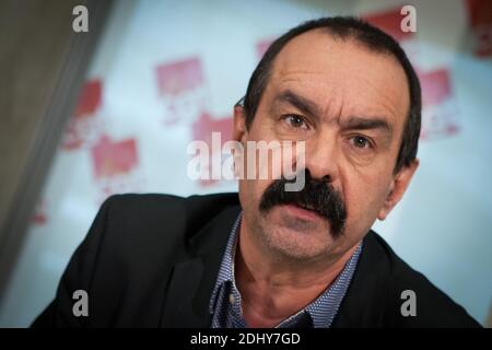 Photo du dossier : Secrétaire général du syndicat français Confédération générale du travail (CGT) Philippe Martinez, nouvellement élu, lors d'une conférence de presse à la suite des élections, au siège de la CGT, à Montreuil, près de Paris, en France, le 04 février 2015. Avec environ 25 pour cent des 12,000 stations-service françaises qui seraient en train de se taiser, la crise du carburant ne montre aucun signe d'assouplissement. Au cœur de la confrontation se trouve une bataille entre la ligne dure, la CGT de gauche et le gouvernement socialiste. Leur relation est tendue depuis longtemps grâce au fait que le syndicat voit Hollande et son gouvernement Banque D'Images