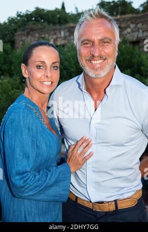 Photo du dossier : David Ginola et son épouse Coraline au concert de Jeff Panacloc ‘PERD le contrôleur’ pendant le 31e Festival de Ramatuelle à Ramatuelle, France, le 03 août 2015. David Ginola, ancien joueur de Newcastle United et PSG, a subi un arrêt cardiaque, selon des sources d'information françaises. L'homme de 49 ans serait dans un état stable après l'urgence médicale à Mandelieu, près de Nice, vers 16h30, heure locale.On croit que Ginola participe à une compétition de golf à la coupe de golf Mapauto. Photo de Cyril Bruneau/Festival de Ramatuelle/ABACAPRESS.COM Banque D'Images