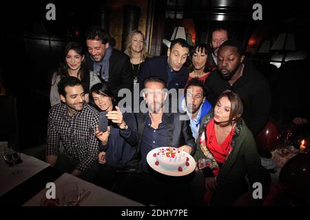 EXCLUSIF - Fanny Valette, Titoff, Caroline Faindt, Zinedine Soualem, Edouard Montoute, Mathilda May, Sly Johnson, Christian Vadim, Tarek Boudali, Laetitia Fourcade, Sam Bobino, Mehiversdi Nebbou et Victoria Abril lors du restaurant d'annaire de Sam Bobino de l'Esplanade de Paris, restaurant Sam Bobino. Le 31 mars 2016. Pour son anniversaire le rapport public parisien Sam Bobino a eu la bonne idée d’investir ses 'amis' les peuples à venir feter Pâques à l’Esplanade, le fameux restaurant du groupe Costes en face des Invalides. Sortie donc le traditionnel bâteau et place aux œuvres géantes du célèbre pâtés Banque D'Images
