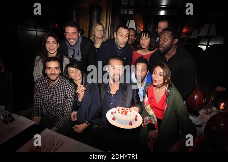 EXCLUSIF - Fanny Valette, Titoff, Caroline Faindt, Zinedine Soualem, Edouard Montoute, Mathilda May, Sly Johnson, Christian Vadim, Tarek Boudali, Laetitia Fourcade, Sam Bobino, Mehiversdi Nebbou et Victoria Abril lors du restaurant d'annaire de Sam Bobino de l'Esplanade de Paris, restaurant Sam Bobino. Le 31 mars 2016. Pour son anniversaire le rapport public parisien Sam Bobino a eu la bonne idée d’investir ses 'amis' les peuples à venir feter Pâques à l’Esplanade, le fameux restaurant du groupe Costes en face des Invalides. Sortie donc le traditionnel bâteau et place aux œuvres géantes du célèbre pâtés Banque D'Images