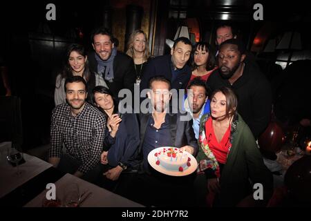 EXCLUSIF - Fanny Valette, Titoff, Caroline Faindt, Zinedine Soualem, Edouard Montoute, Mathilda May, Sly Johnson, Christian Vadim, Tarek Boudali, Laetitia Fourcade, Sam Bobino, Mehiversdi Nebbou et Victoria Abril lors du restaurant d'annaire de Sam Bobino de l'Esplanade de Paris, restaurant Sam Bobino. Le 31 mars 2016. Pour son anniversaire le rapport public parisien Sam Bobino a eu la bonne idée d’investir ses 'amis' les peuples à venir feter Pâques à l’Esplanade, le fameux restaurant du groupe Costes en face des Invalides. Sortie donc le traditionnel bâteau et place aux œuvres géantes du célèbre pâtés Banque D'Images