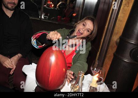 EXCLUSIVE - Victoria Abril lors du dîner d'anniversaire de Sam Bobino au restaurant l'Esplanade, Paris, France. Le 31 mars 2016. Pour son anniversaire le rapport public parisien Sam Bobino a eu la bonne idée d’investir ses 'amis' les peuples à venir feter Pâques à l’Esplanade, le fameux restaurant du groupe Costes en face des Invalides. Sortie donc le traditionel bâteau et place aux œuvres géantes du célèbre Pâtissier et combagnon de Sophie Marceau, Cyril Lignac, servis pour l’occasion. Retour en enfance donc for toes the calebrités present that se sont amusées, the temps d’un Diner, a cas Banque D'Images