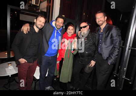 EXCLUSIF - Mehdi Nebbou, Victoria Abril et son compagnon Nicolas, CharlElie Couture et Sam Bobino lors du dîner d'anniversaire de Sam Bobino au restaurant l'Esplanade, Paris, France. Le 31 mars 2016. Pour son anniversaire le rapport public parisien Sam Bobino a eu la bonne idée d’investir ses 'amis' les peuples à venir feter Pâques à l’Esplanade, le fameux restaurant du groupe Costes en face des Invalides. Sortie donc le traditionel bâteau et place aux œuvres géantes du célèbre Pâtissier et combagnon de Sophie Marceau, Cyril Lignac, servis pour l’occasion. Retour en enfance donc pour tout l Banque D'Images