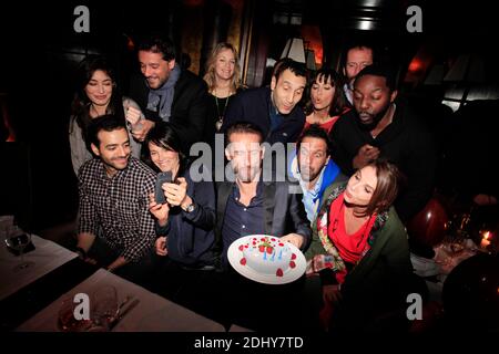 EXCLUSIF - Fanny Valette, Titoff, Caroline Faindt, Zinedine Soualem, Edouard Montoute, Mathilda May, Sly Johnson, Christian Vadim, Tarek Boudali, Laetitia Fourcade, Sam Bobino, Mehiversdi Nebbou et Victoria Abril lors du restaurant d'annaire de Sam Bobino de l'Esplanade de Paris, restaurant Sam Bobino. Le 31 mars 2016. Pour son anniversaire le rapport public parisien Sam Bobino a eu la bonne idée d’investir ses 'amis' les peuples à venir feter Pâques à l’Esplanade, le fameux restaurant du groupe Costes en face des Invalides. Sortie donc le traditionnel bâteau et place aux œuvres géantes du célèbre pâtés Banque D'Images