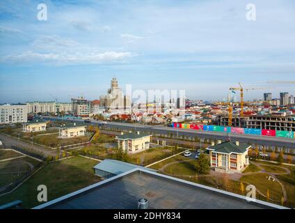 Vue panoramique sur Nur-Sultan (anciennement Astana), la capitale du Kazakhstan, et le Triumph de Astana tour sur la ligne d'horizon Banque D'Images