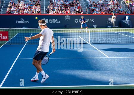 Montréal, Canada - Aujgust 5e, 2017: Roger Federer s'exerçant à la cour centrale pendant la coupe Rogers. Banque D'Images