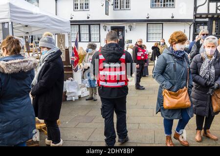 Les ambassadeurs de la COVID participent à la distanciation sociale et au port de couvre-visage à la foire d'hiver de Country Brocante, Market Square, Midhurst, West Sussex Banque D'Images