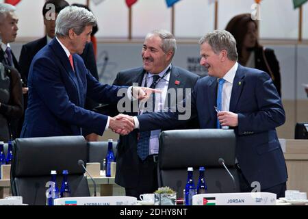 John Kerry, secrétaire d'État américain, à gauche, s'entretient avec Sauli Niinisto, président de la Finlande, à droite, et Nasser Judeh, ministre des Affaires étrangères de la Jordanie, centre, lors d'une séance de clôture au Sommet sur la sécurité nucléaire à Washington, D.C., aux États-Unis, le vendredi 1er avril 2016. Après une vague d'attaques terroristes de l'Europe vers l'Afrique, le président américain Barack Obama ralliera le soutien international au cours du sommet pour un effort visant à empêcher l'État islamique et des groupes similaires d'obtenir des matières nucléaires et d'autres armes de destruction massive. Photo par Andrew Harrer/Bloomberg/ABACAPRESS.COM Banque D'Images