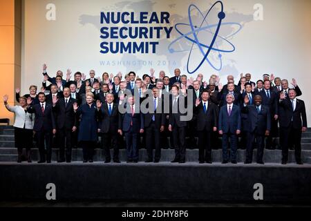 Le président américain Barack Obama, au centre, fait des vagues entre les autres chefs d'État et les participants lors d'une photo de famille au Sommet sur la sécurité nucléaire à Washington, D.C., aux États-Unis, le vendredi 1er avril 2016. Après une vague d’attaques terroristes de l’Europe vers l’Afrique, Obama ralliera le soutien international au cours du sommet pour tenter d’empêcher l’État islamique et des groupes similaires d’obtenir des matières nucléaires et d’autres armes de destruction massive. Photo par Andrew Harrer/Bloomberg/ABACAPRESS.COM Banque D'Images