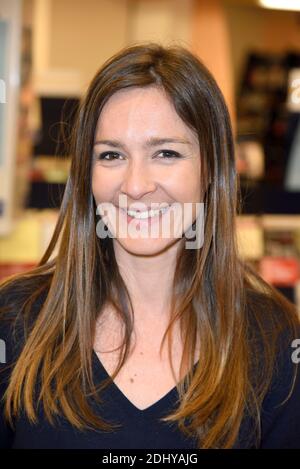 L'actrice francaise Emmanuelle Boidron lors d'une série de dedicace de son livre 'un pere pas faire les autres' au magasin Cultura Venette, a Venette (pres de Compiegne), France, le 02 avril 2016. Photo par Edouard Bernaux/ABACAPRESS.COM Banque D'Images