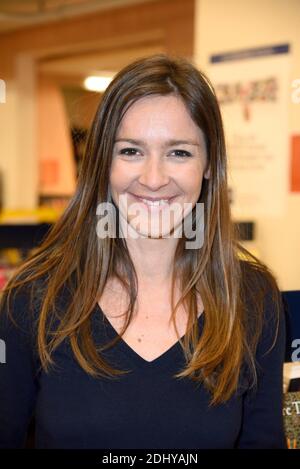 L'actrice francaise Emmanuelle Boidron lors d'une série de dedicace de son livre 'un pere pas faire les autres' au magasin Cultura Venette, a Venette (pres de Compiegne), France, le 02 avril 2016. Photo par Edouard Bernaux/ABACAPRESS.COM Banque D'Images