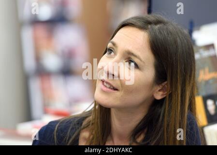 L'actrice francaise Emmanuelle Boidron lors d'une série de dedicace de son livre 'un pere pas faire les autres' au magasin Cultura Venette, a Venette (pres de Compiegne), France, le 02 avril 2016. Photo par Edouard Bernaux/ABACAPRESS.COM Banque D'Images