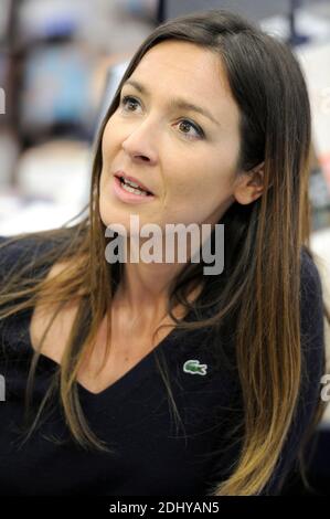 L'actrice francaise Emmanuelle Boidron lors d'une série de dedicace de son livre 'un pere pas faire les autres' au magasin Cultura Venette, a Venette (pres de Compiegne), France, le 02 avril 2016. Photo par Edouard Bernaux/ABACAPRESS.COM Banque D'Images