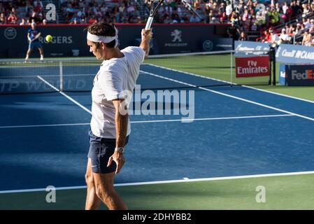 Montréal, Canada - Aujgust 5e, 2017: Roger Federer s'exerçant à la cour centrale pendant la coupe Rogers. Banque D'Images