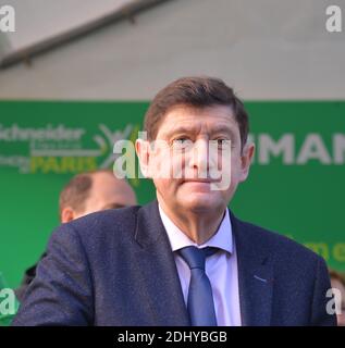 Le ministre français des Affaires urbaines, de la Jeunesse et du Sport, Patrick Kanner, lors du 40ème Marathon de Paris, a eu lieu à partir des champs Elysées, à Paris, le 3 avril 2016. Photo de François Pauletto/ABACAPRESS.COM Banque D'Images