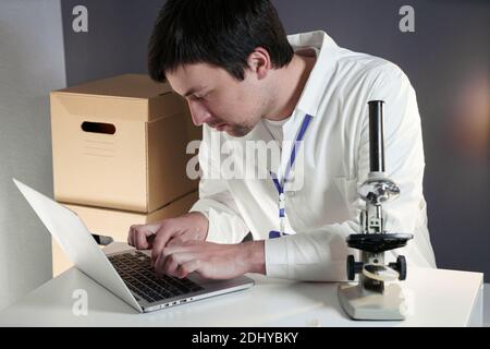 Scientifique en laboratoire avec microscope, ordinateur et outils de laboratoire. Bio-technologie. Les étudiants en médecine. Assistant médical. Scientifique Banque D'Images