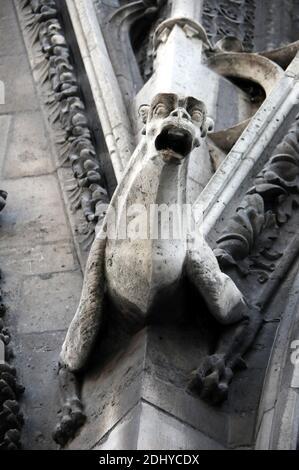 Illustration de Gargouille (Gargouille) à l'église et la cathédrale de Paris, France, le 03 avril 2016. Le terme gargouille est le plus souvent appliqué à l'œuvre médiévale, mais à tous les âges, certains moyens de diversion de l'eau, quand ils ne sont pas transportés dans les gouttières, ont été adoptés. Dans l'architecture égyptienne ancienne, les gargouilles montraient peu de variation, généralement sous la forme d'une tête de lion. Des jets d'eau semblables à l'embouchure du lion ont également été observés sur les temples grecs, sculptés ou modélisés dans le cymatium en marbre ou en terre cuite du cornice. Un excellent exemple de ceci sont les 39 becs d'eau à tête de lion restants sur le Temple de Z Banque D'Images