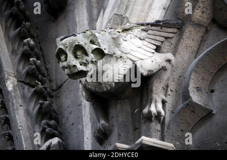 Illustration de Gargouille (Gargouille) à l'église et la cathédrale de Paris, France, le 03 avril 2016. Le terme gargouille est le plus souvent appliqué à l'œuvre médiévale, mais à tous les âges, certains moyens de diversion de l'eau, quand ils ne sont pas transportés dans les gouttières, ont été adoptés. Dans l'architecture égyptienne ancienne, les gargouilles montraient peu de variation, généralement sous la forme d'une tête de lion. Des jets d'eau semblables à l'embouchure du lion ont également été observés sur les temples grecs, sculptés ou modélisés dans le cymatium en marbre ou en terre cuite du cornice. Un excellent exemple de ceci sont les 39 becs d'eau à tête de lion restants sur le Temple de Z Banque D'Images