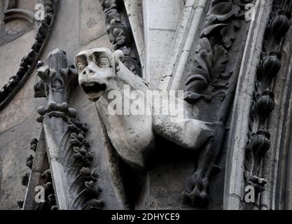 Illustration de Gargouille (Gargouille) à l'église et la cathédrale de Paris, France, le 03 avril 2016. Le terme gargouille est le plus souvent appliqué à l'œuvre médiévale, mais à tous les âges, certains moyens de diversion de l'eau, quand ils ne sont pas transportés dans les gouttières, ont été adoptés. Dans l'architecture égyptienne ancienne, les gargouilles montraient peu de variation, généralement sous la forme d'une tête de lion. Des jets d'eau semblables à l'embouchure du lion ont également été observés sur les temples grecs, sculptés ou modélisés dans le cymatium en marbre ou en terre cuite du cornice. Un excellent exemple de ceci sont les 39 becs d'eau à tête de lion restants sur le Temple de Z Banque D'Images