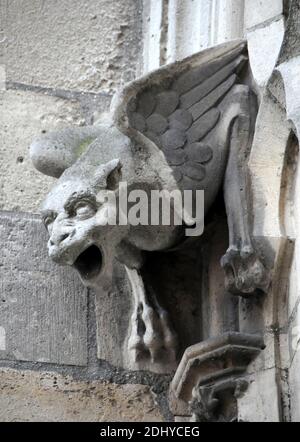 Illustration de Gargouille (Gargouille) à l'église et la cathédrale de Paris, France, le 03 avril 2016. Le terme gargouille est le plus souvent appliqué à l'œuvre médiévale, mais à tous les âges, certains moyens de diversion de l'eau, quand ils ne sont pas transportés dans les gouttières, ont été adoptés. Dans l'architecture égyptienne ancienne, les gargouilles montraient peu de variation, généralement sous la forme d'une tête de lion. Des jets d'eau semblables à l'embouchure du lion ont également été observés sur les temples grecs, sculptés ou modélisés dans le cymatium en marbre ou en terre cuite du cornice. Un excellent exemple de ceci sont les 39 becs d'eau à tête de lion restants sur le Temple de Z Banque D'Images