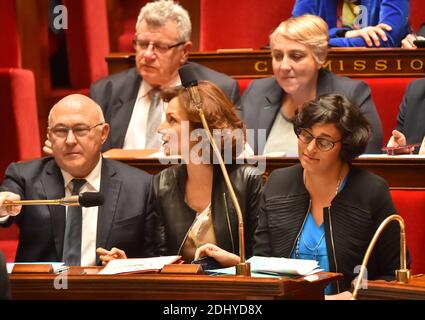 (G-D) Ministre des Finances et des comptes publics Michel Sapin, Ministre de la Culture et de la communication Audrey Azoulay et Ministre du travail, de l'emploi, de la formation professionnelle et du dialogue social Myriam El Khomri lors d'une séance de questions-réponses à l'Assemblée nationale française à Paris, France, le 4 avril 2016. Photo de Christian Liewig/ABACAPRESS.COM Banque D'Images