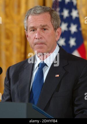 Washington, D.C., - 4 avril 2005 -- Le président des États-Unis George W. Bush fait des remarques avant de présenter le prix le plus élevé de la nation pour le vaillance, la Médaille d'honneur, décernée à titre posthume au sergent de première classe Paul Ray Smith, de l'Armée des États-Unis, dans la salle est de la Maison Blanche, à Washington, D.C., le 4 avril 2005. Le sergent Smith a été tué le 4 avril 2003, alors qu'il protégeait plus d'une centaine de troupes sous son commandement près de l'aéroport de Bagdad. Smith est le premier soldat de l'opération liberté iraquienne à recevoir la Médaille d'honneur. Pour recevoir le prix du Sergent Smith : Jessica Smith, fille Banque D'Images