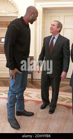 Le président américain George W. Bush s'entretient avec Karl Malone de l'Utah Jazz dans le bureau ovale de la Maison Blanche à Washington, DC, USA le 9 février 2001. Malone était à Washington, DC, USA, USA, pour le NBA All Star Game. Photo de Paul Morse/CNP/ABACAPRESS.COM Banque D'Images