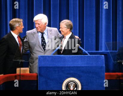 Dossiers - Président de la Chambre des représentants des États-Unis Tip O'Neill (démocrate du Massachusetts), centre, et le vice-président des États-Unis Walter Mondale, à gauche, Et le président américain Jimmy carter, à droite, sur le podium de la Convention nationale démocratique de 1980 à Madison Square Garden à New York, NY, États-Unis, le 13 août 1980. Photo par Arnie Sachs/CNP/ABACAPRESS.COM Banque D'Images