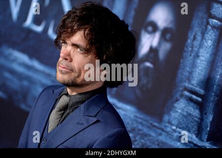 Peter Dinklage participe à la première de la saison 6 de « Game of Thrones » d'HBO au Chinese Theatre le 10 avril 2016 à Los Angeles, CA, États-Unis. Photo de Lionel Hahn/ABACAPRESS.COM Banque D'Images