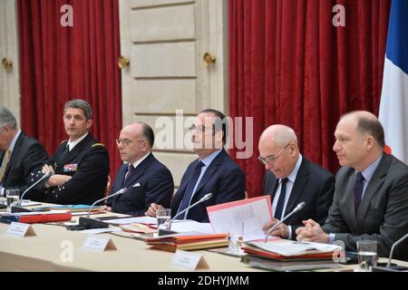 Le 12 avril 2016, le président français François Hollande, flanqué du ministre de l'intérieur, Bernard Cazeneuve reçoit des représentants de la gendarmerie à l'Elysée à Paris, en France. Photo de Christian Liewig/ABACAPRESS.COM Banque D'Images