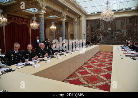 Le 12 avril 2016, le président français François Hollande, flanqué du ministre de l'intérieur, Bernard Cazeneuve reçoit des représentants de la gendarmerie à l'Elysée à Paris, en France. Photo de Christian Liewig/ABACAPRESS.COM Banque D'Images