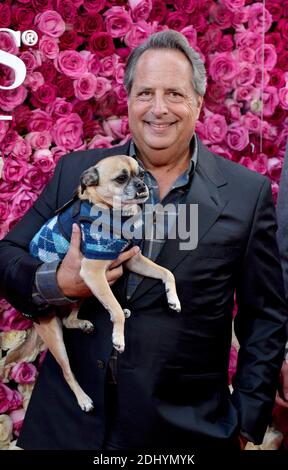 Jon Lovitz participe à la première mondiale de la « Journée des autres » au cinéma chinois IMAX de TCL à Los Angeles, CA, États-Unis, le 13 avril 2016. Photo de Lionel Hahn/ABACAPRESS.COM Banque D'Images