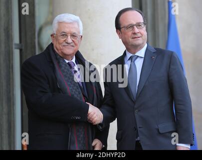 Le président français François Hollande attend d’accueillir le président palestinien Mahmoud Abbas au Palais de l’Elysée à Paris, en France, le vendredi 15 avril 2016. Photo de Somer/ABACAPRESS.COM Banque D'Images